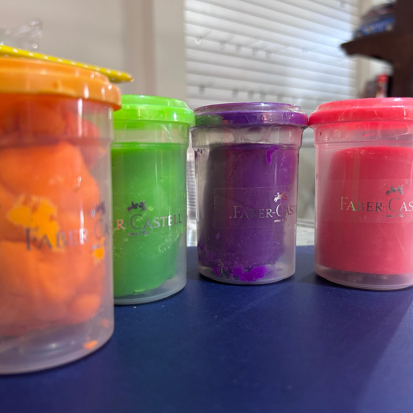 PLASTILINA MOLDEABLE NEÓN FABER CASTELL 4 PIEZAS