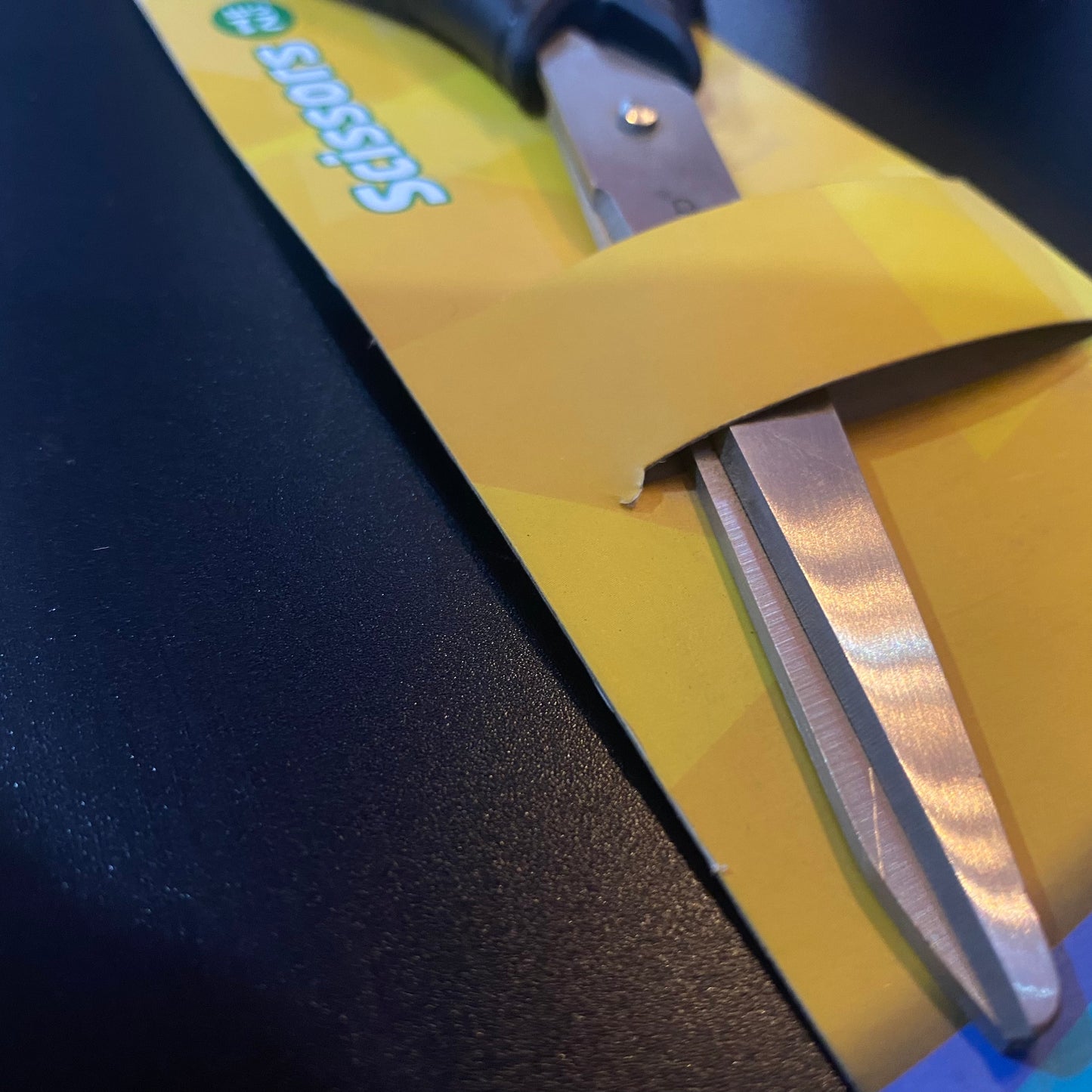 TIJERA DE 19 CM CON EMPUÑADURA SUAVE KEYROAD