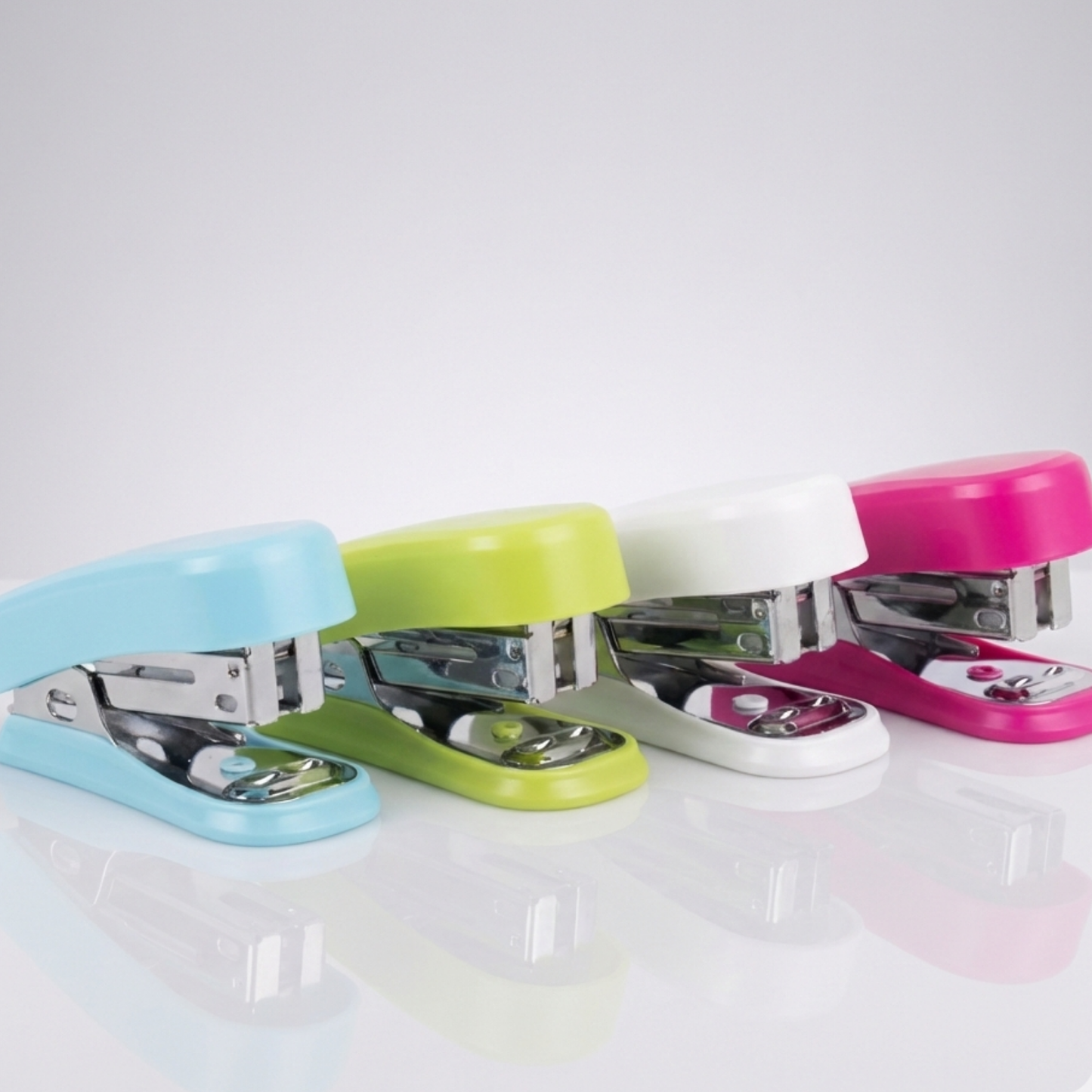 ENGRAMPADORA PEQUEÑA 15 HOJAS DL0134