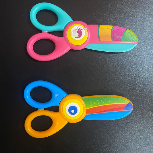 TIJERA DE PLASTICO DE 5" PARA NIÑOS